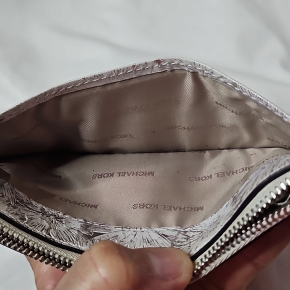 Micheal Kors white&metallic Silver Zippy card case long wallet - Picture 5 of 8